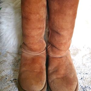 Near perfect Tan Tall Uggs!! Barcode scan label!